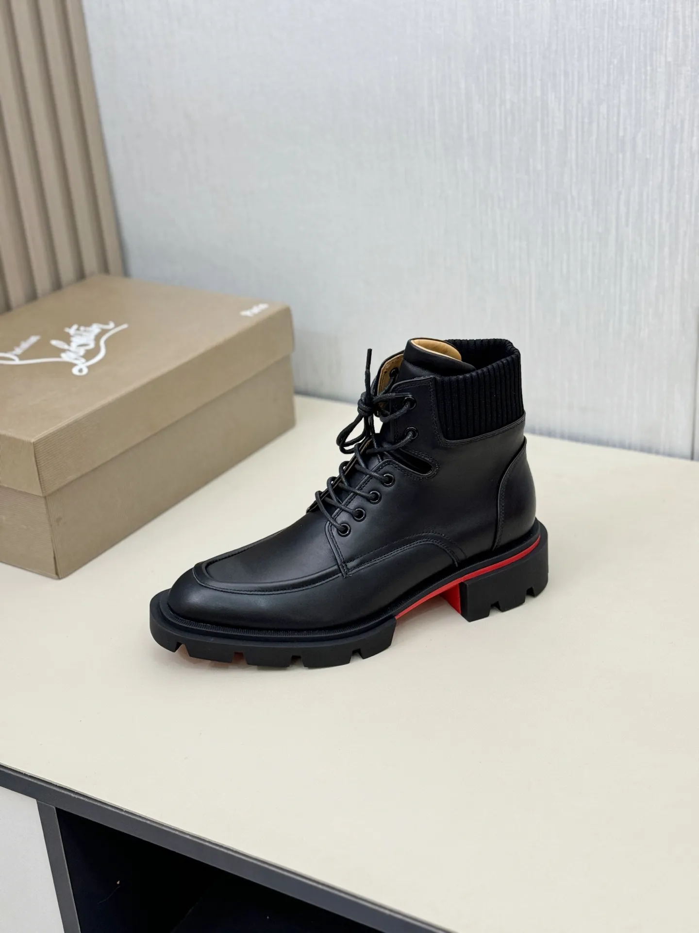 [CL～High-end men’s red-soled shoes] Top P: 940💰. Size: 39-44 (38.45.46 can be customized) 🆑Top original purchase agent Imported open-edge bead fabric and water-dyed cowhide inside 🉑️ Imported TPU rubber sole, wear-resistant and non-slip, full of European style.